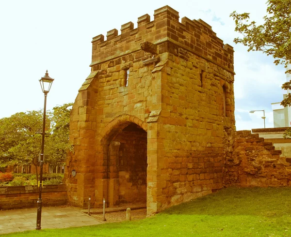 Ретро, глядя на Cook Street Gate, Coventry — стоковое фото