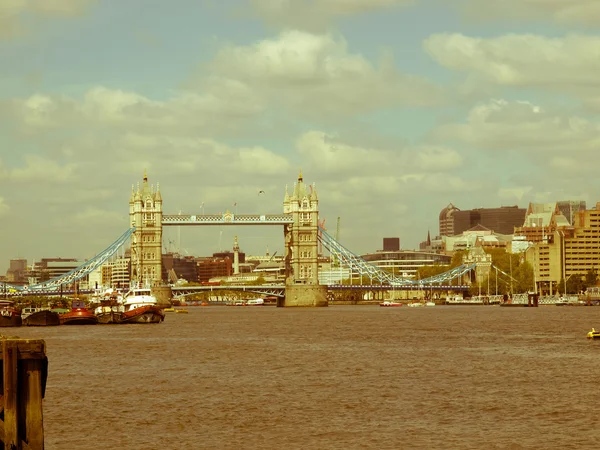 Retro patrząc z mostu tower bridge, Londyn — Zdjęcie stockowe