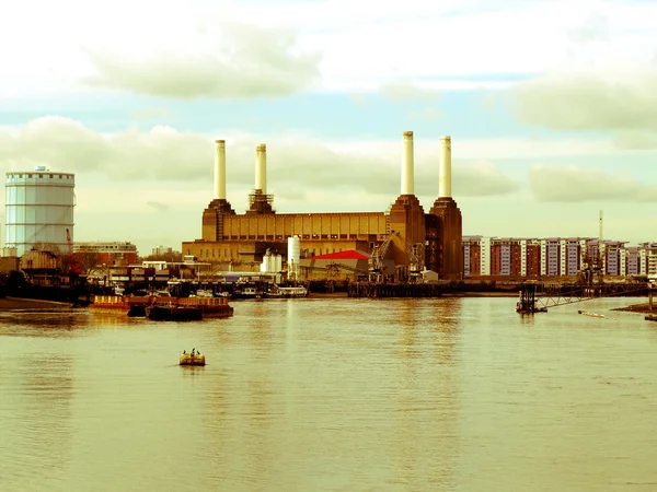 Retro olhando Londres Battersea powerstation — Fotografia de Stock