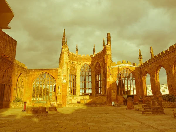 Retro buscando ruinas de la catedral de Coventry — Foto de Stock