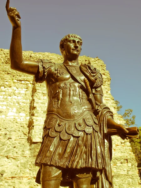Retro zoek keizer Trajanus standbeeld — Stockfoto