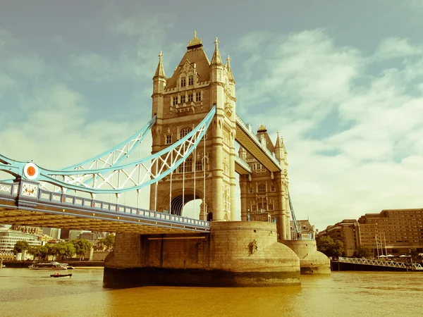 Retro op zoek tower bridge, Londen — Stockfoto