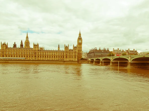 Здания парламента с видом на ретро — стоковое фото