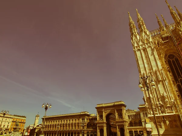 Retro com vista para Piazza Duomo, Milão — Fotografia de Stock