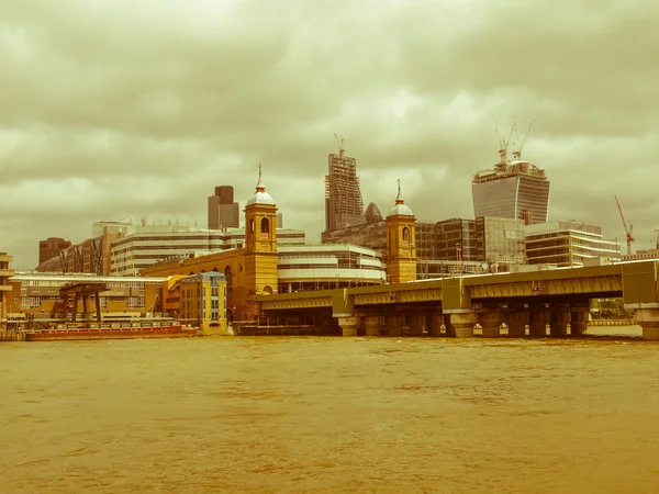 Londra'da thames Nehri seyir retro — Stok fotoğraf