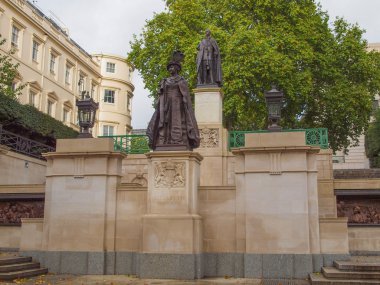 George ve Ayşegül anıtın Londra