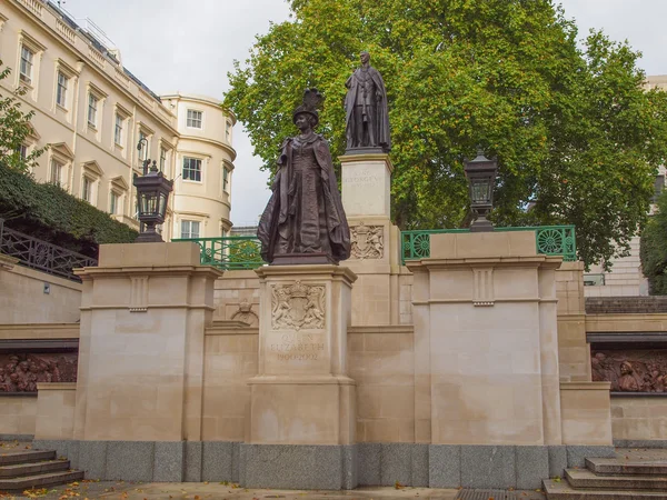 George and Elizabeth monument London — Stock Photo, Image