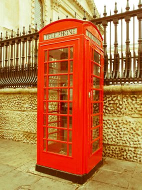 Retro görünümlü Londra telefon kulübesi