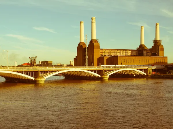 Retro olhando Battersea Powerstation Londres — Fotografia de Stock