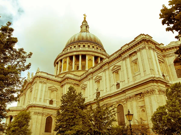 Retro mencari St Paul Cathedral, London — Stok Foto