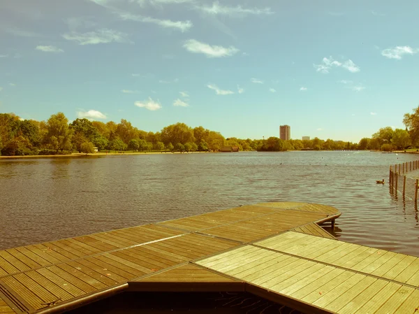 Ретро с видом на озеро Серпентайн, Лондон — стоковое фото