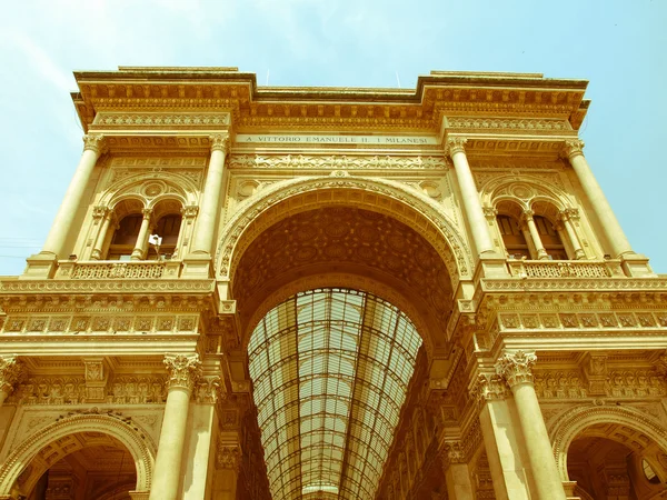 Mirada retro Galleria Vittorio Emanuele II, Milán —  Fotos de Stock