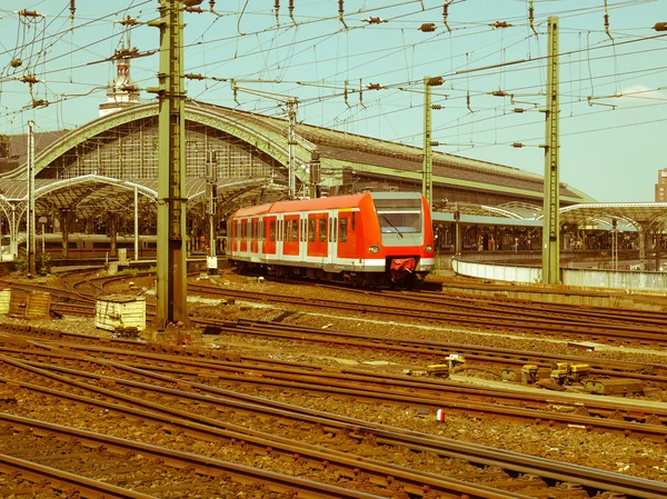 Ρετρό ψάχνει τρένα στο σταθμό — Φωτογραφία Αρχείου