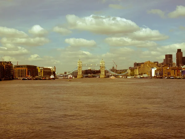 レトロ探していますタワー ブリッジ、ロンドン — ストック写真
