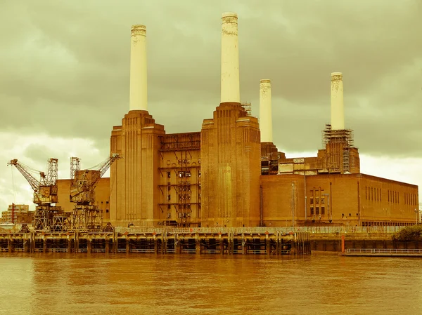 Retro olhando Battersea Powerstation Londres — Fotografia de Stock