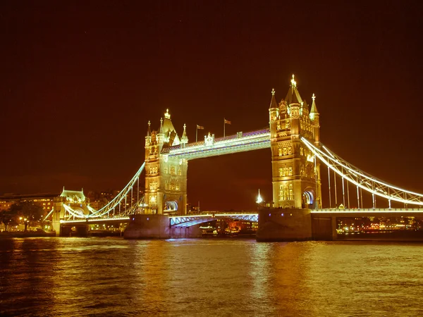 Retro vypadající tower bridge Londýn — Stock fotografie