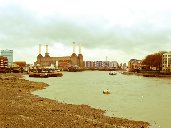 Retro olhando Londres Battersea powerstation — Fotografia de Stock