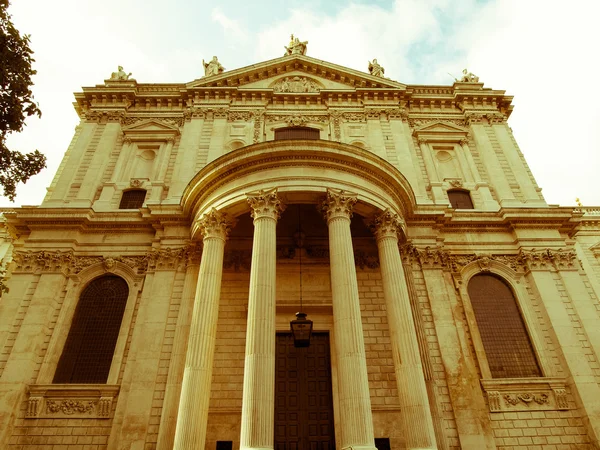 Retro mencari St Paul Cathedral, London — Stok Foto