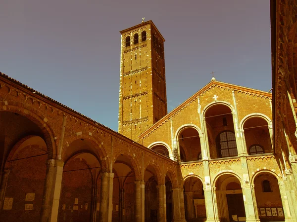 Retro op zoek sant ambrogio kerk, Milaan — Stockfoto