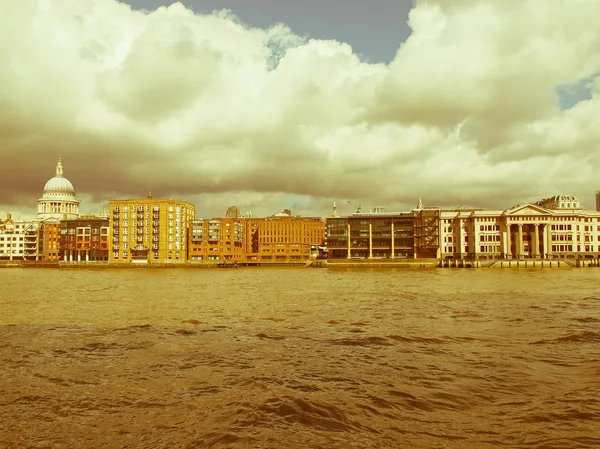 Londra'da thames Nehri seyir retro — Stok fotoğraf