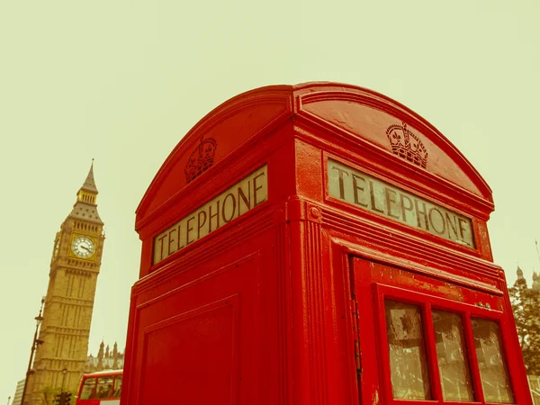 Retro olhando caixa telefônica de Londres — Fotografia de Stock