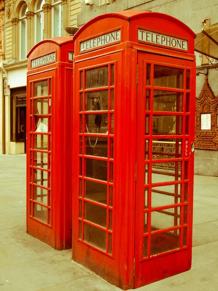 Retro mirando la cabina telefónica de Londres —  Fotos de Stock