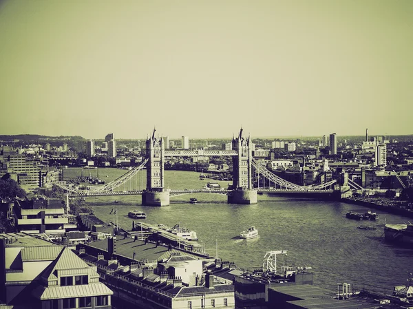 老式的棕褐色塔桥伦敦 — 图库照片