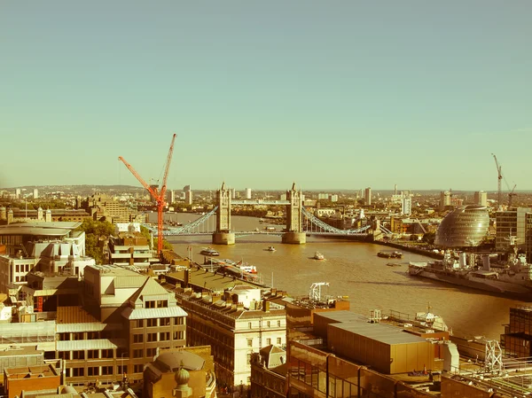 Retro vypadající tower bridge Londýn — Stock fotografie