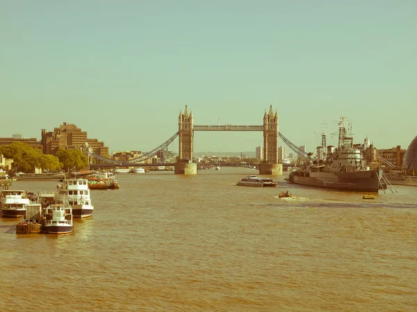 Retro olhando London Bridge — Fotografia de Stock