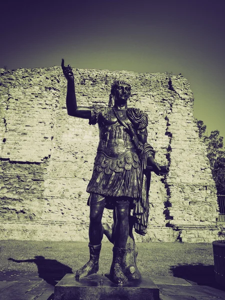 Vintage sepia kejsaren Trajanus staty — Stockfoto