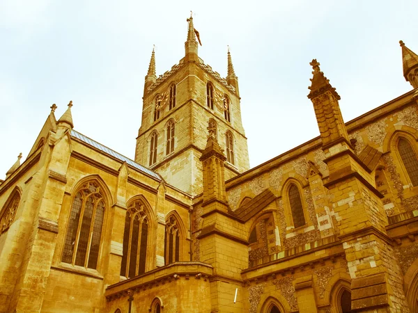 Retro-looking Southwark Cathedral, London – stockfoto