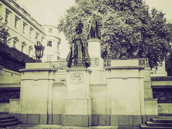 Vintage sépia George e Elizabeth monumento Londres — Fotografia de Stock