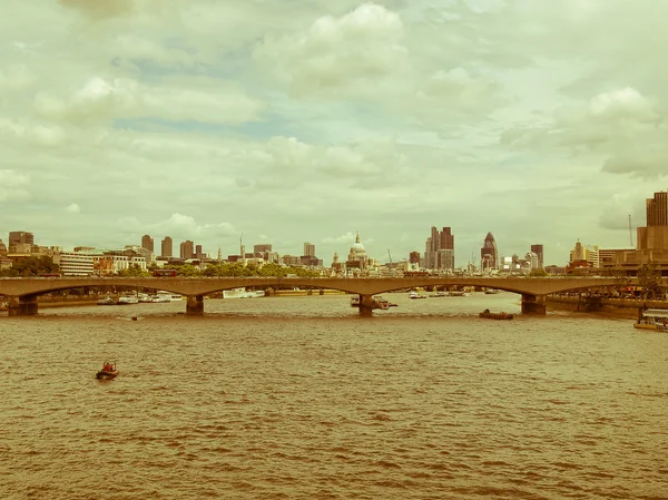 Retro olhando Rio Tâmisa em Londres — Fotografia de Stock