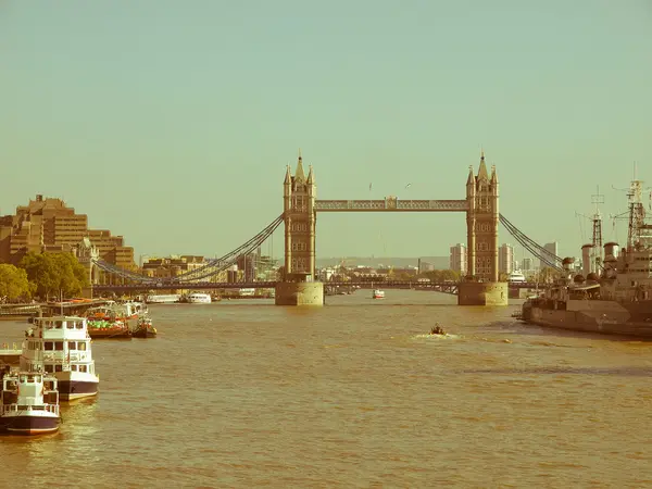 Retro patrząc z mostu tower bridge, Londyn — Zdjęcie stockowe