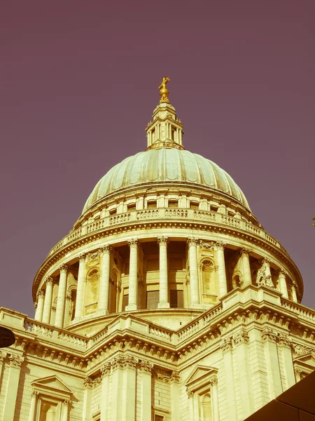 Retro buscando Catedral de San Pablo, Londres — Foto de Stock