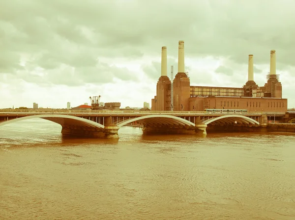 Retro buscando Battersea Powerstation Londres — Foto de Stock