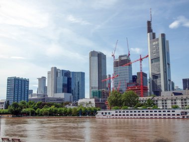 Frankfurt ben ana Almanya 'yım.