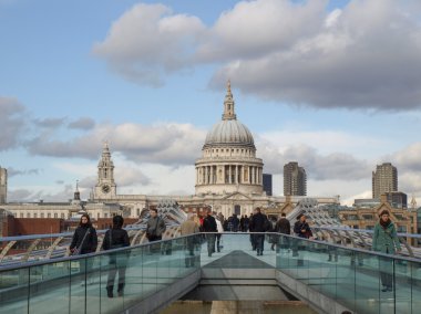 Millenium bridge Londra İngiltere'de