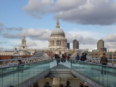Millenium bridge Londra İngiltere'de