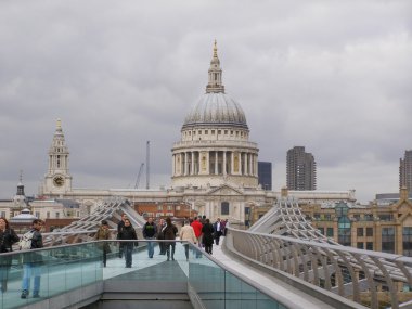 Millenium bridge Londra İngiltere'de