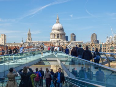 Millenium bridge Londra İngiltere'de