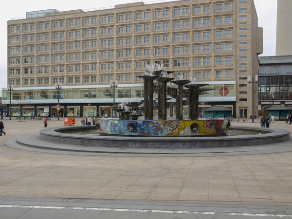 Personas en Alexander Platz — Foto de Stock