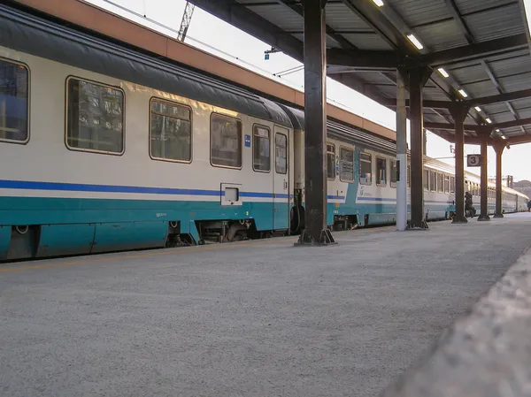 Comboio em uma estação — Fotografia de Stock