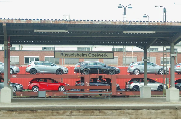 Coches en un tren en Ruesselsheim —  Fotos de Stock
