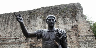 İmparator Trajan'ın heykeli