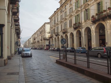 po turin aracılığıyla