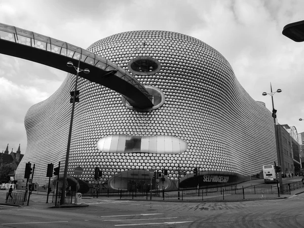 Black and white Bullring shopping and leisure complex in Birming — Stock Photo, Image