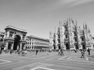siyah ve beyaz piazza duomo milan