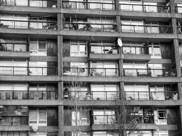 Black and white Trellick Tower in London — Stock Photo, Image