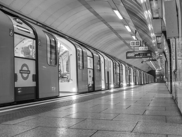 Svarta och vita london tube — Stockfoto